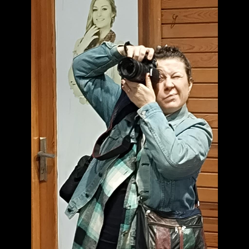 Foto çekerken bir yüz 